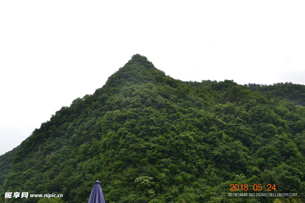 翠绿山峦 尽显自然生机
