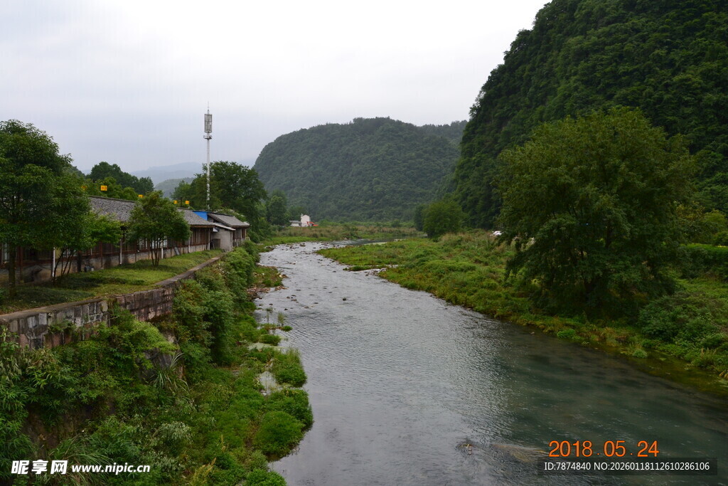 山间小河旁的宁静村落