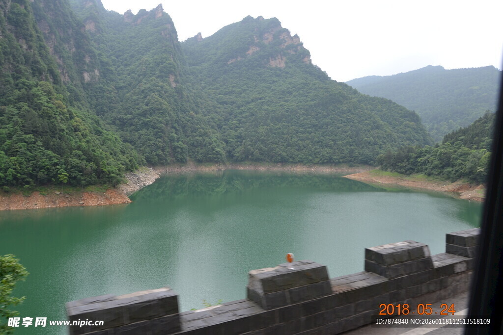 青山绿水间的秀丽湖泊