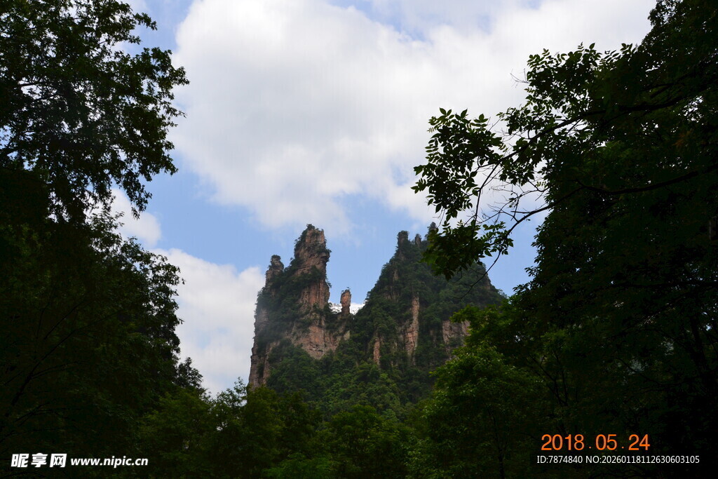 山林间的奇特岩石景观