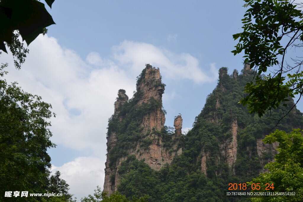 奇峰耸立的壮丽山间景色