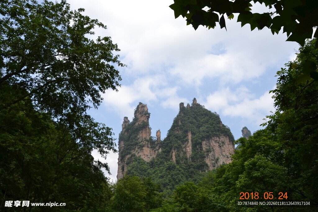 山林间的奇特峰林景观