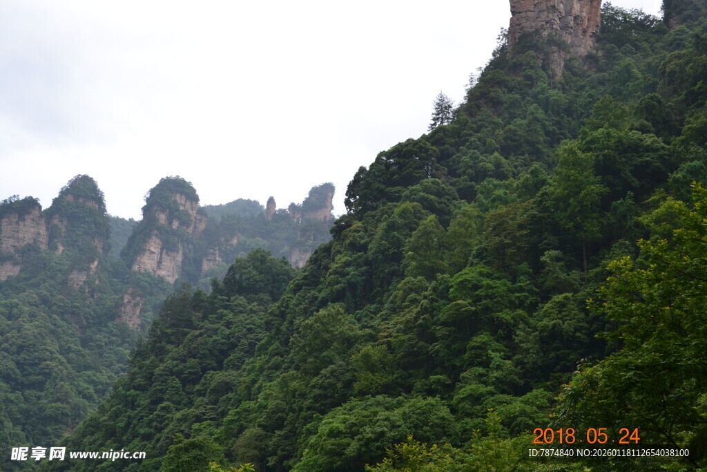 翠绿山峦间的奇峰异景