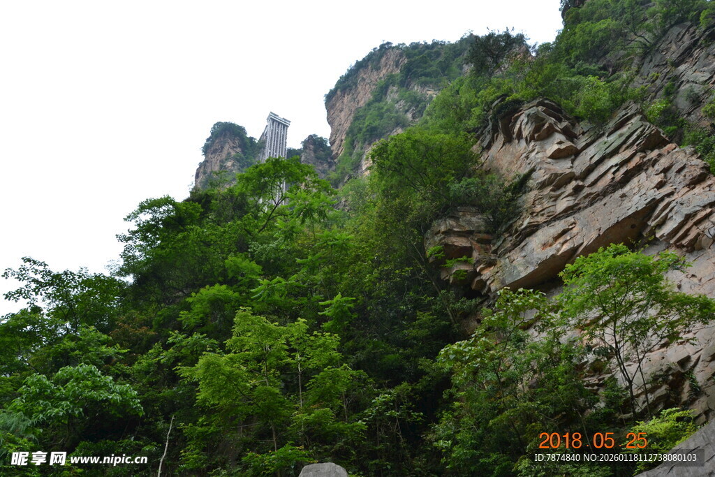 峻峭山峦伴葱郁植被