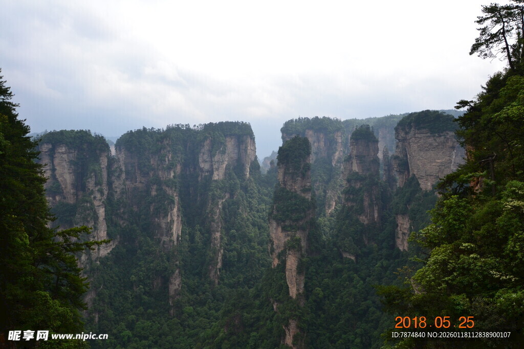 壮观奇峰景色