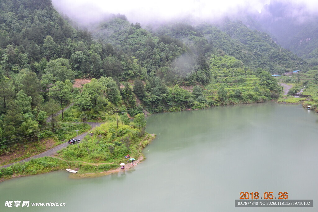 青山绿水间的宁静河谷