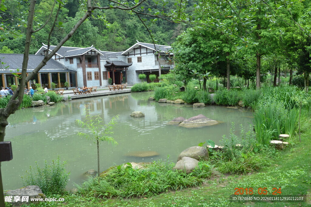 中式园林湖畔雅致建筑