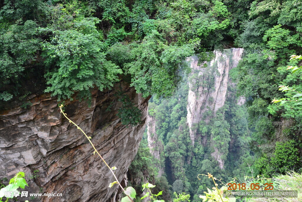 山间瀑布景观