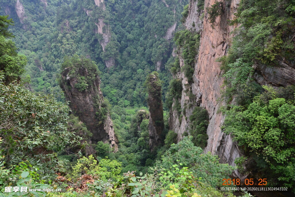 奇峰林立的壮美山间景色