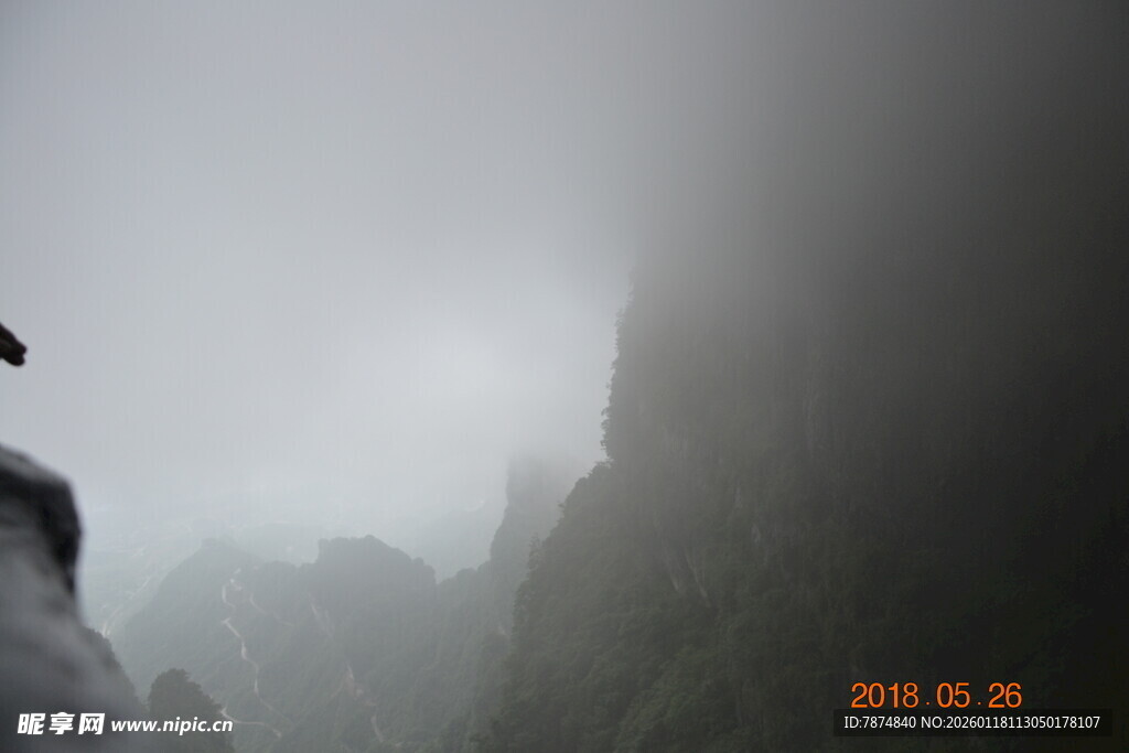 云雾缭绕的险峻山峰