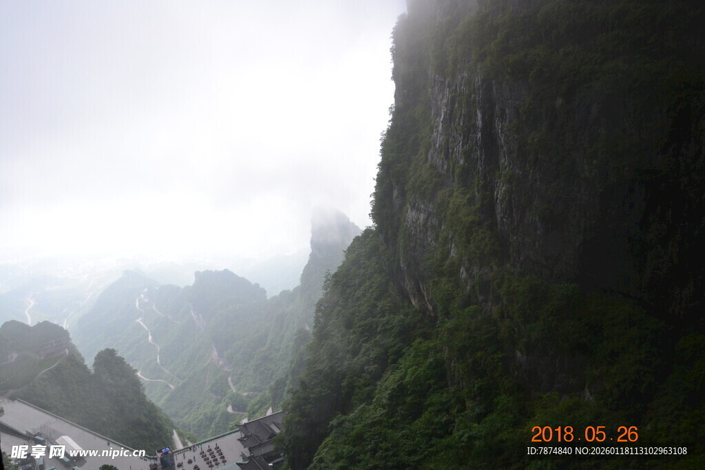 云雾缭绕的险峻山峰