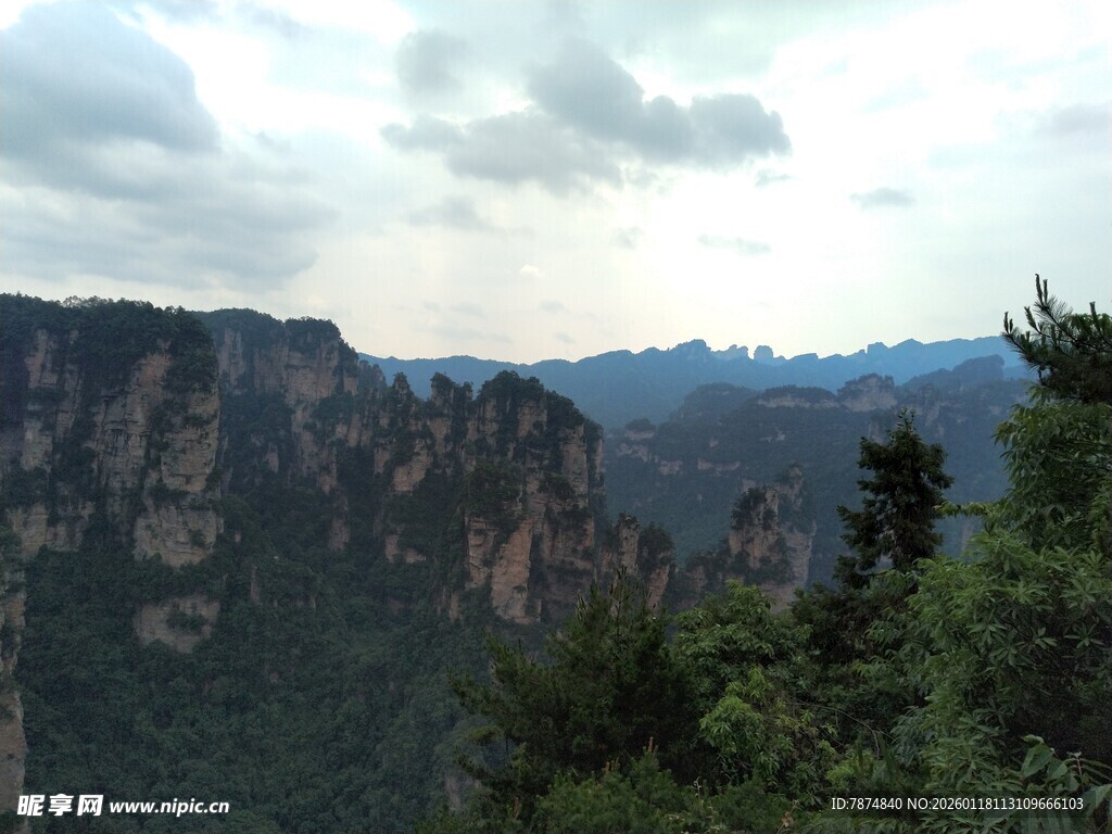 壮丽山景 云雾缭绕的奇峰