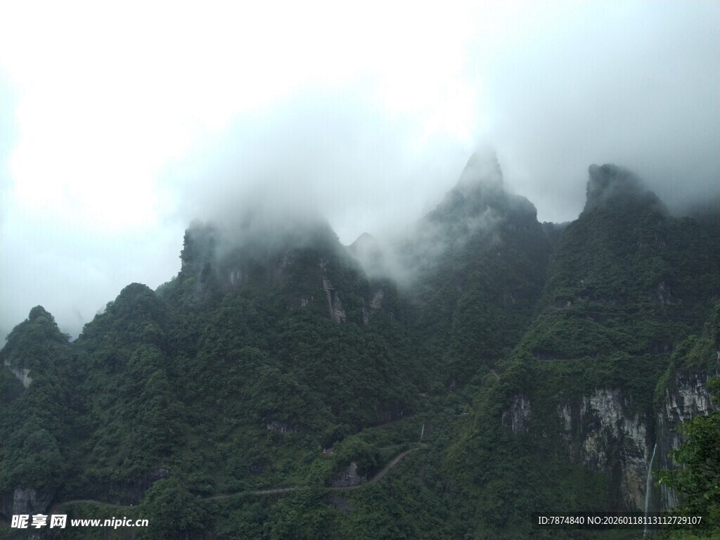 云雾缭绕的壮美山峦