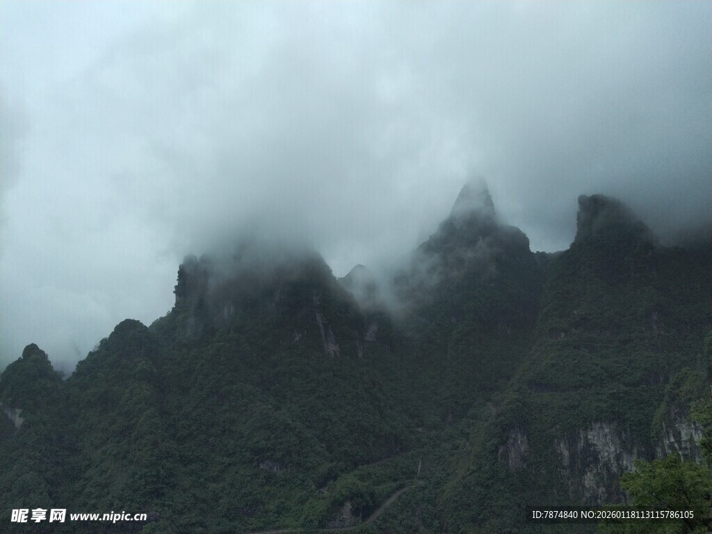 云雾缭绕的壮丽山峰