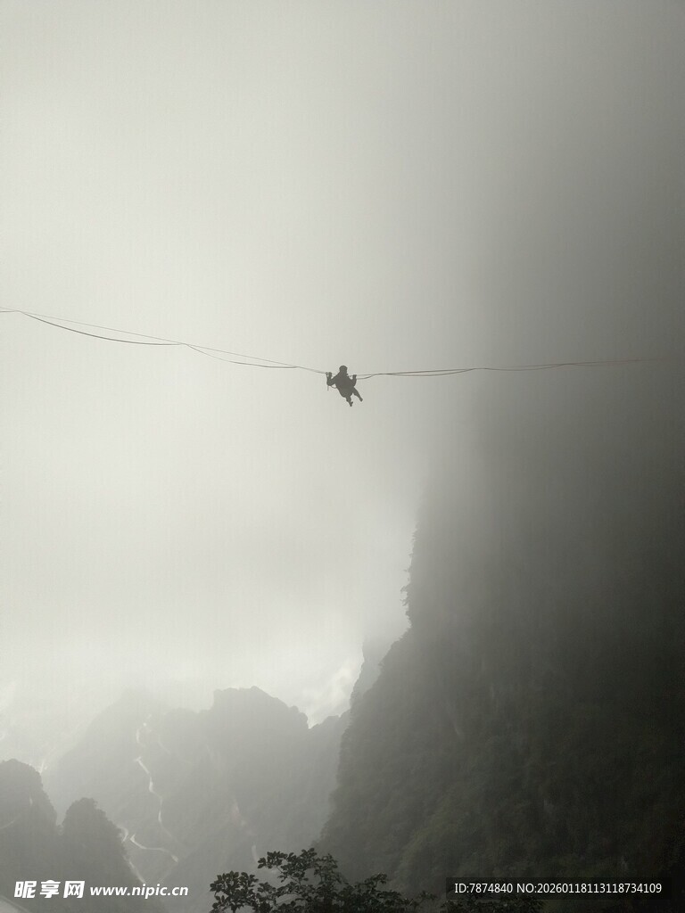 雾中索道上的孤独身影