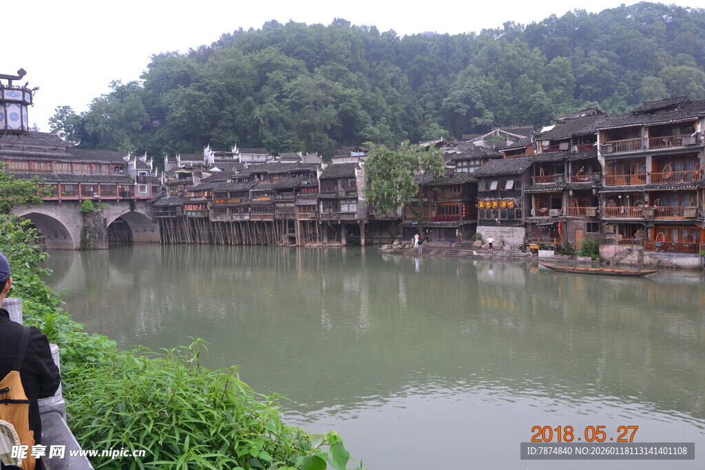 湘西凤凰古城河畔风景