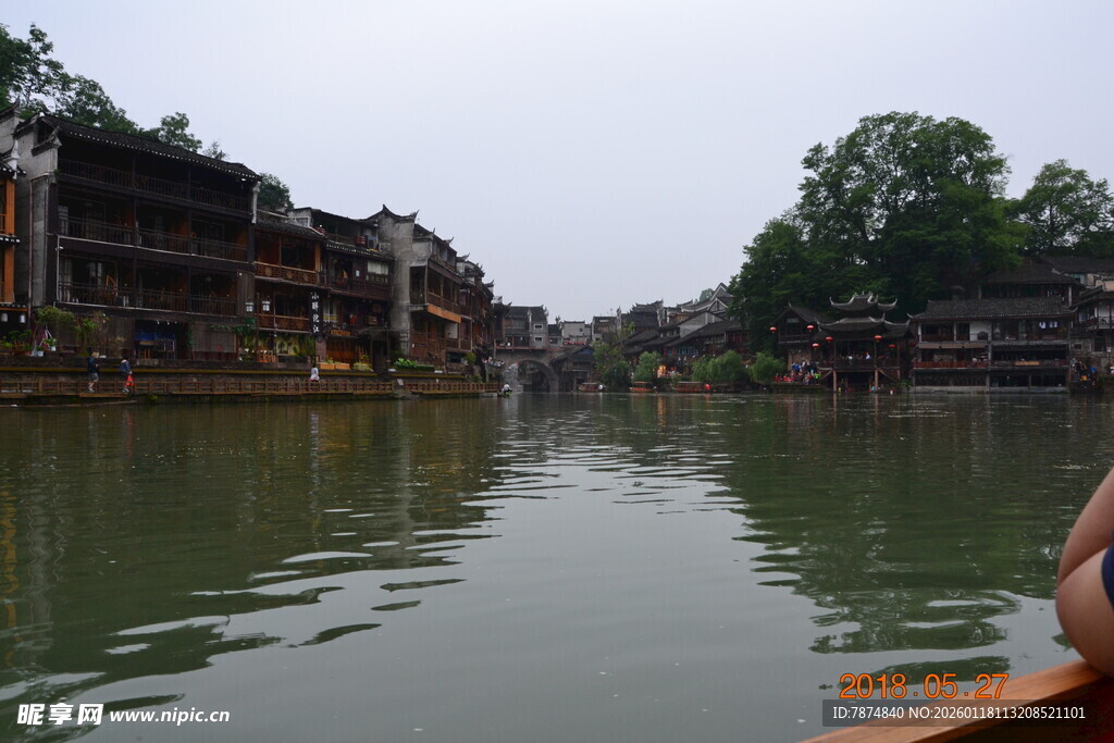 泛舟水乡古镇河道