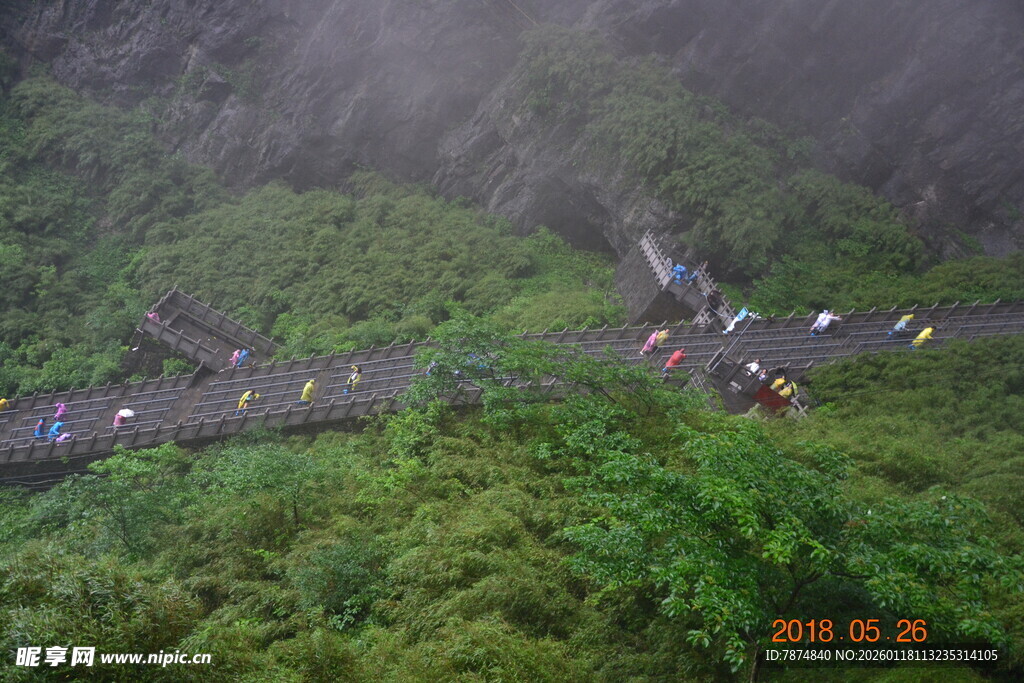 山间栈道上的徒步人群
