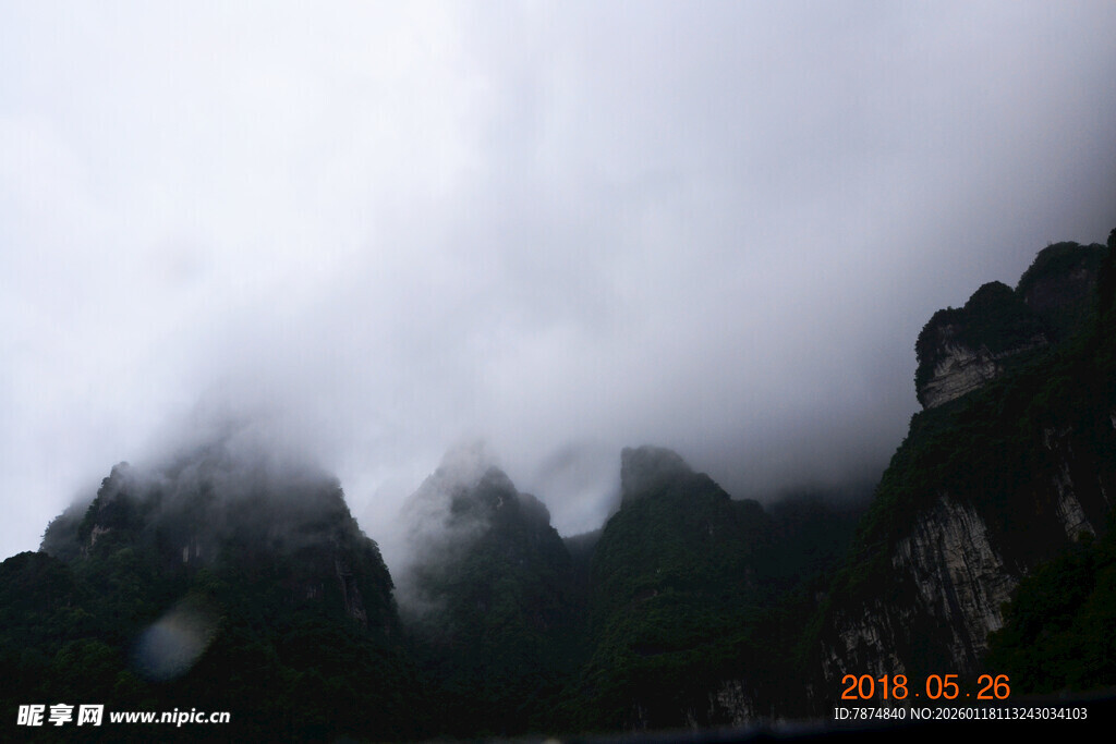 云雾缭绕的山峦美景