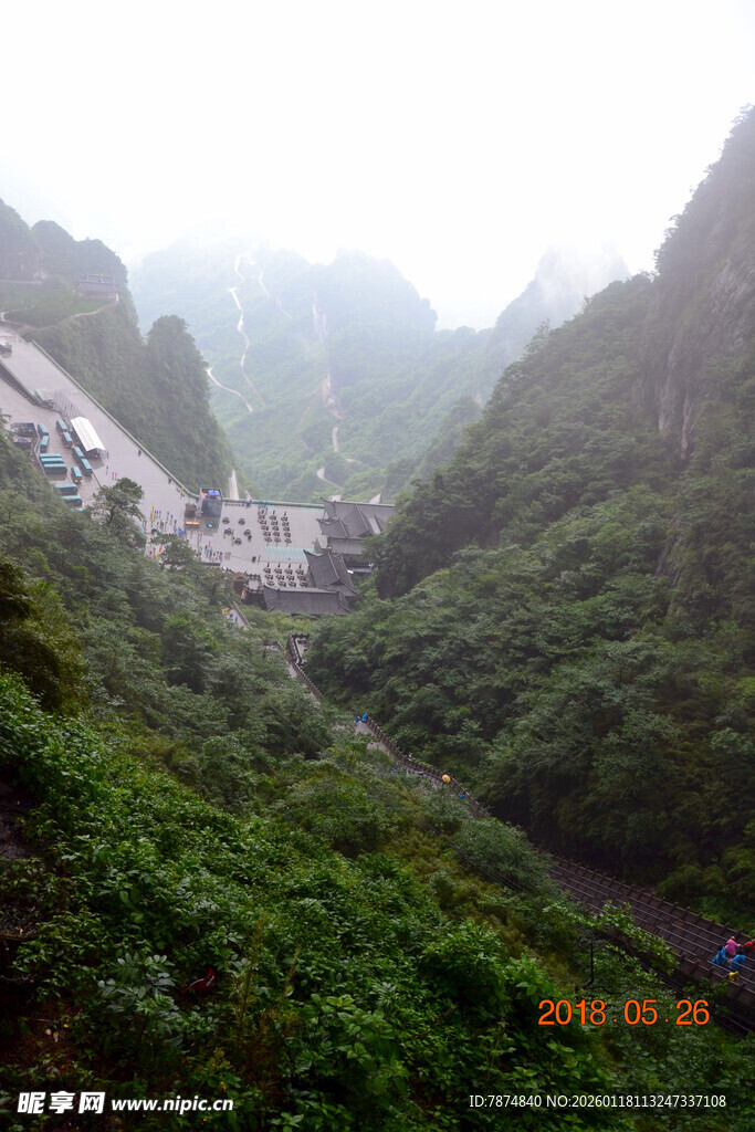 山间绿意环绕的村落