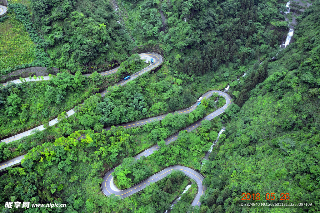 蜿蜒山间公路俯瞰美景