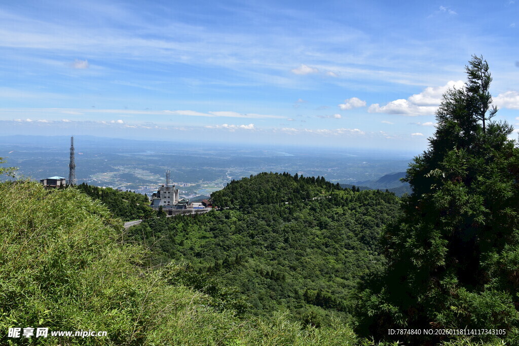 山巅远眺绿意与蓝天美景