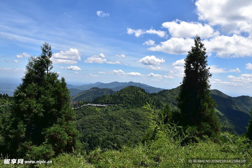 青山绿树间的蓝天白云