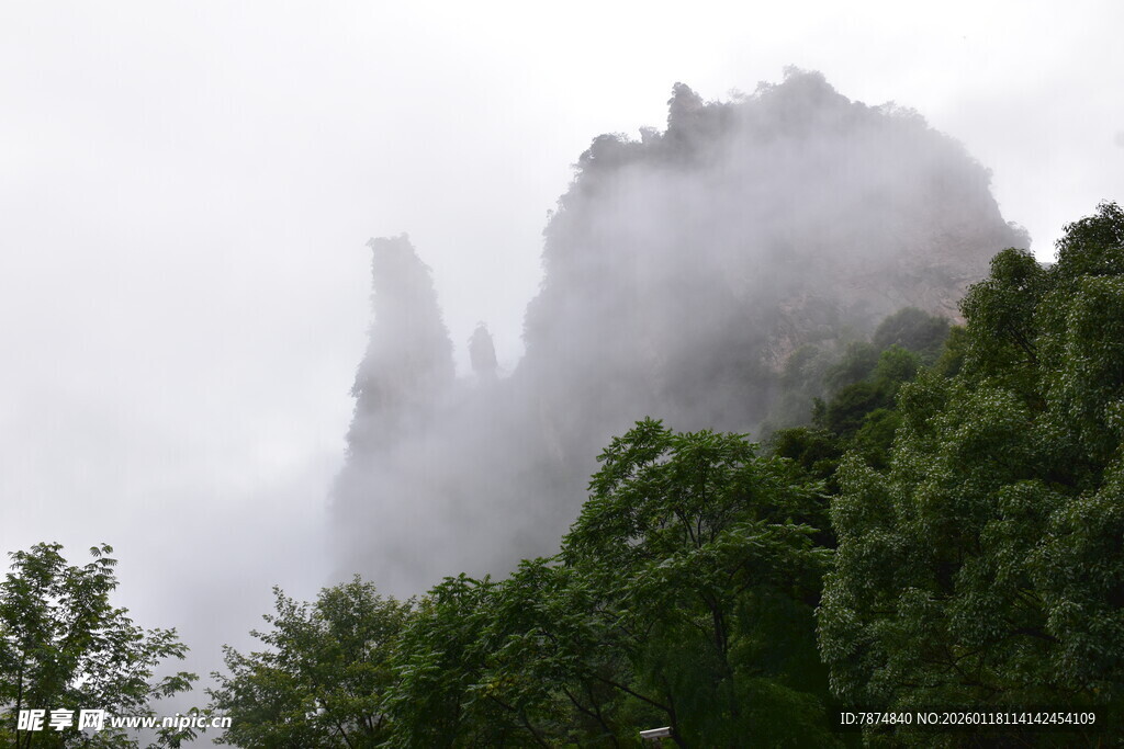 云雾缭绕的峻峭山峰
