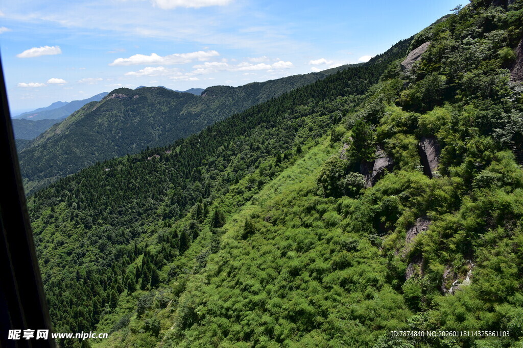 山间绿意盎然的蜿蜒公路