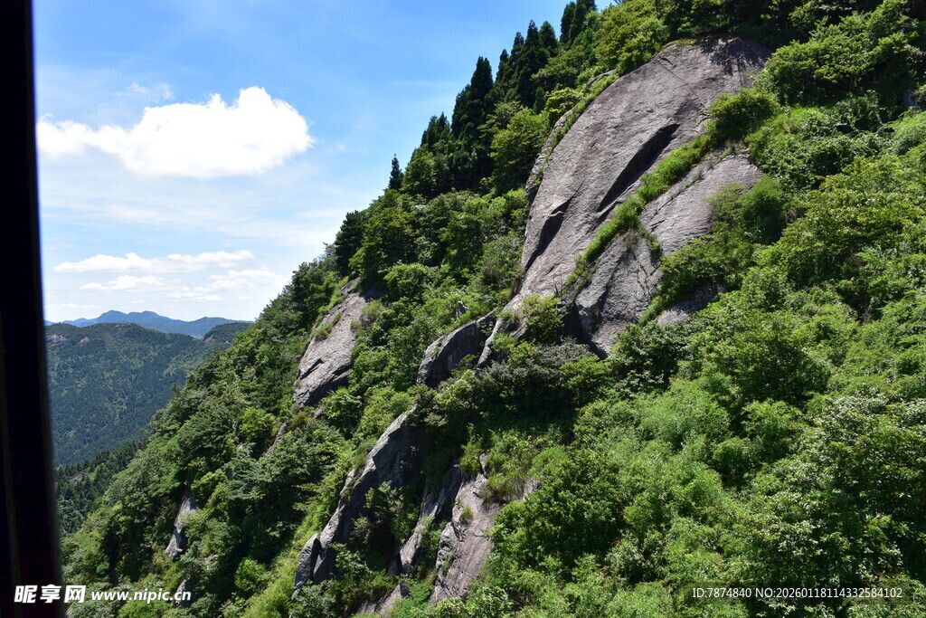 青山翠谷间的嶙峋山石
