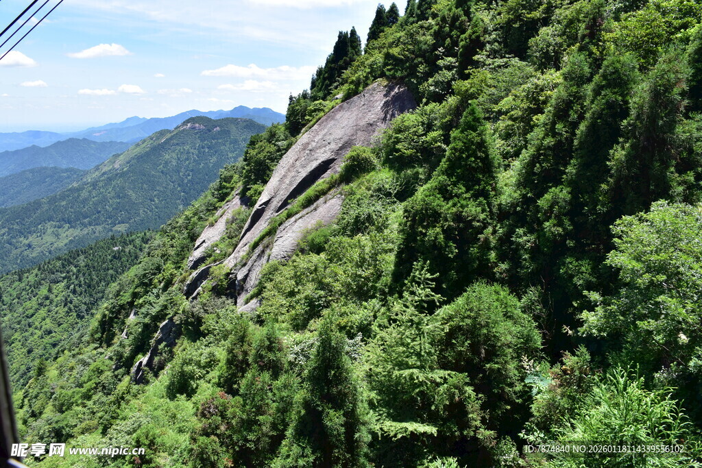 山间绿意盎然的秀丽景致