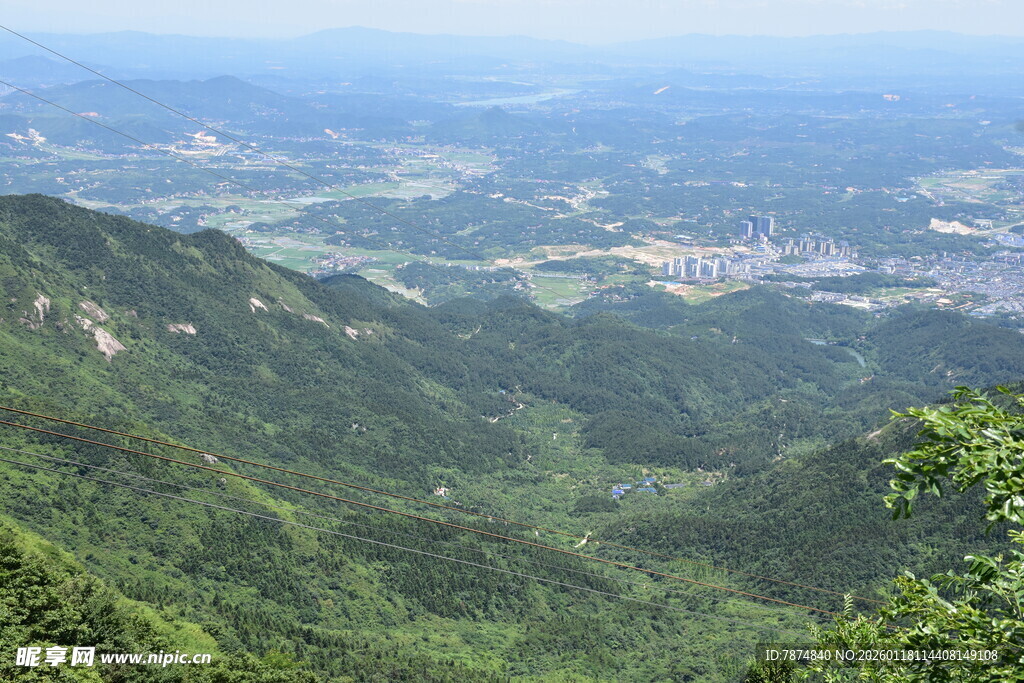 俯瞰青山绿野壮丽风光