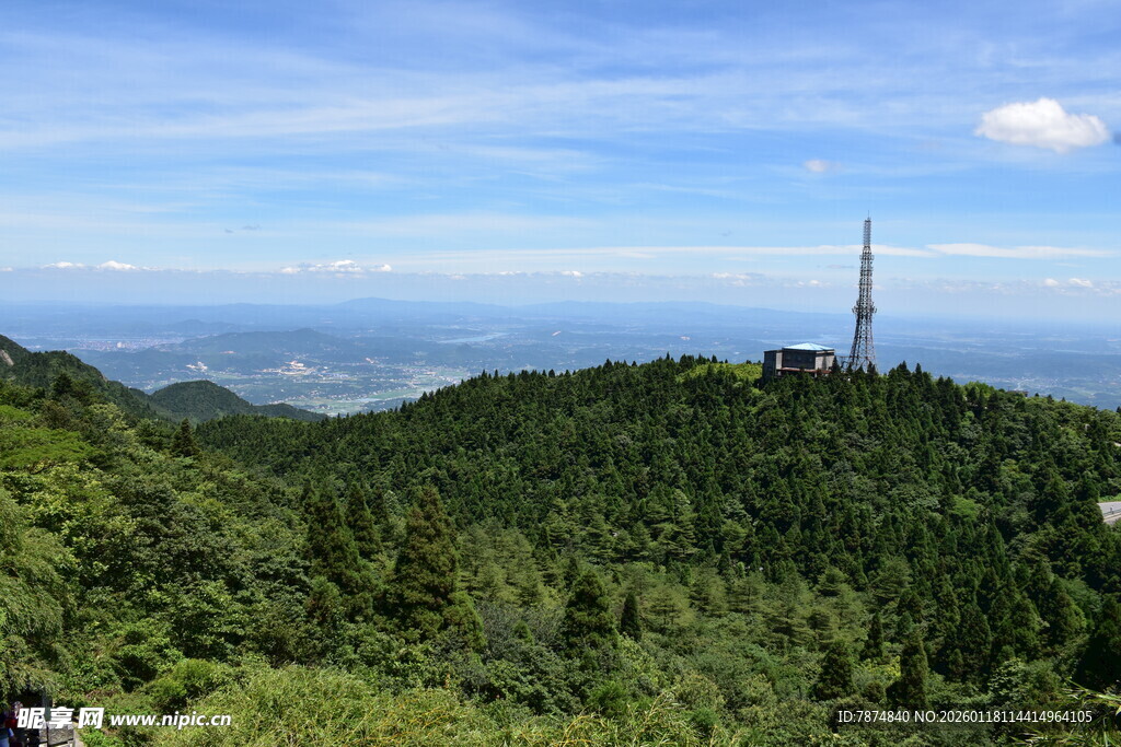 山峦葱郁间的高耸电视塔