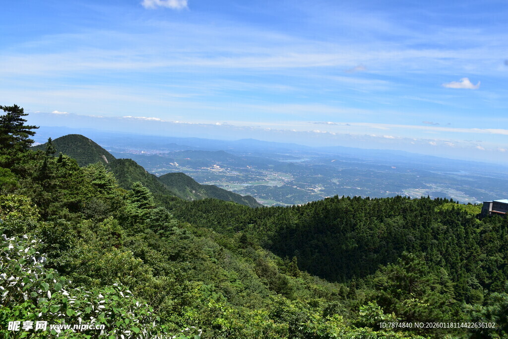 青山绿野间的壮阔山景