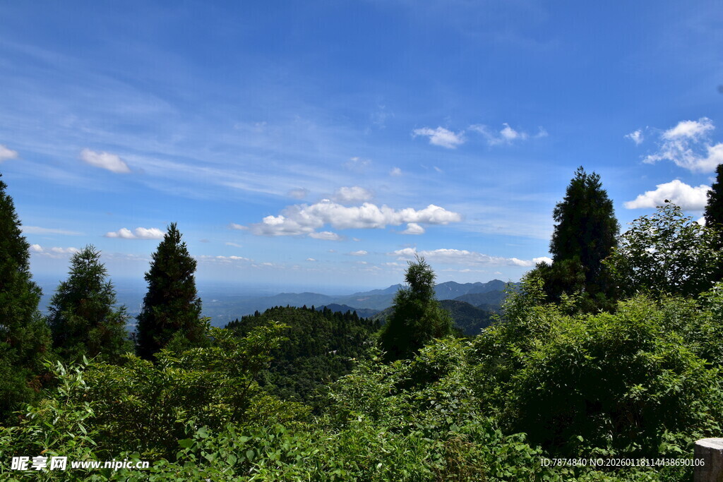 山林间的开阔蓝天美景