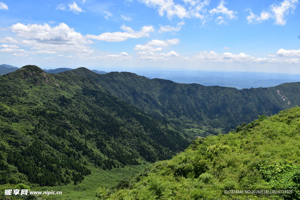 青山绿野间的壮阔山景