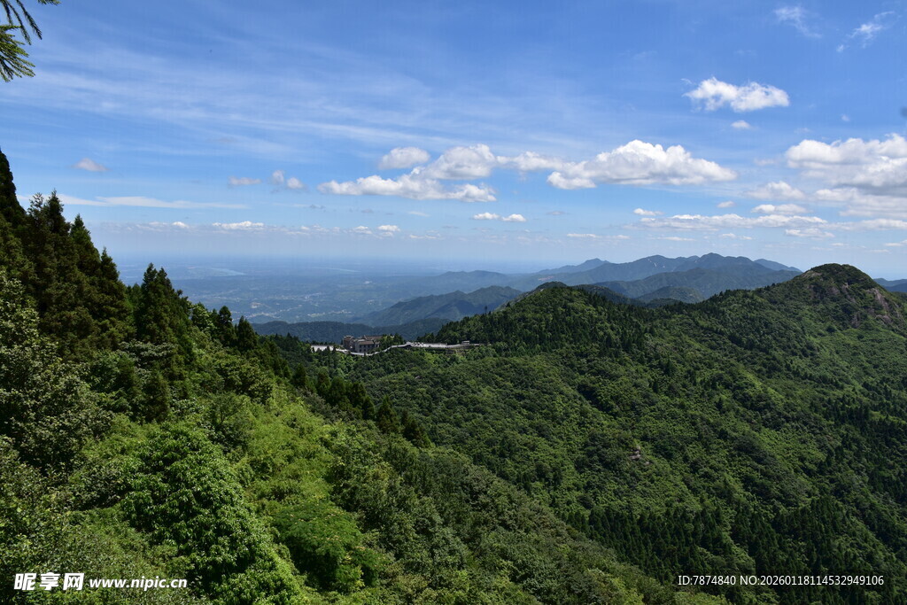 青山绿野间的壮阔天际线