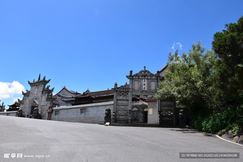 古老建筑前的开阔道路