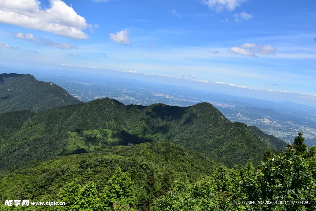山峦叠翠的壮阔自然景观