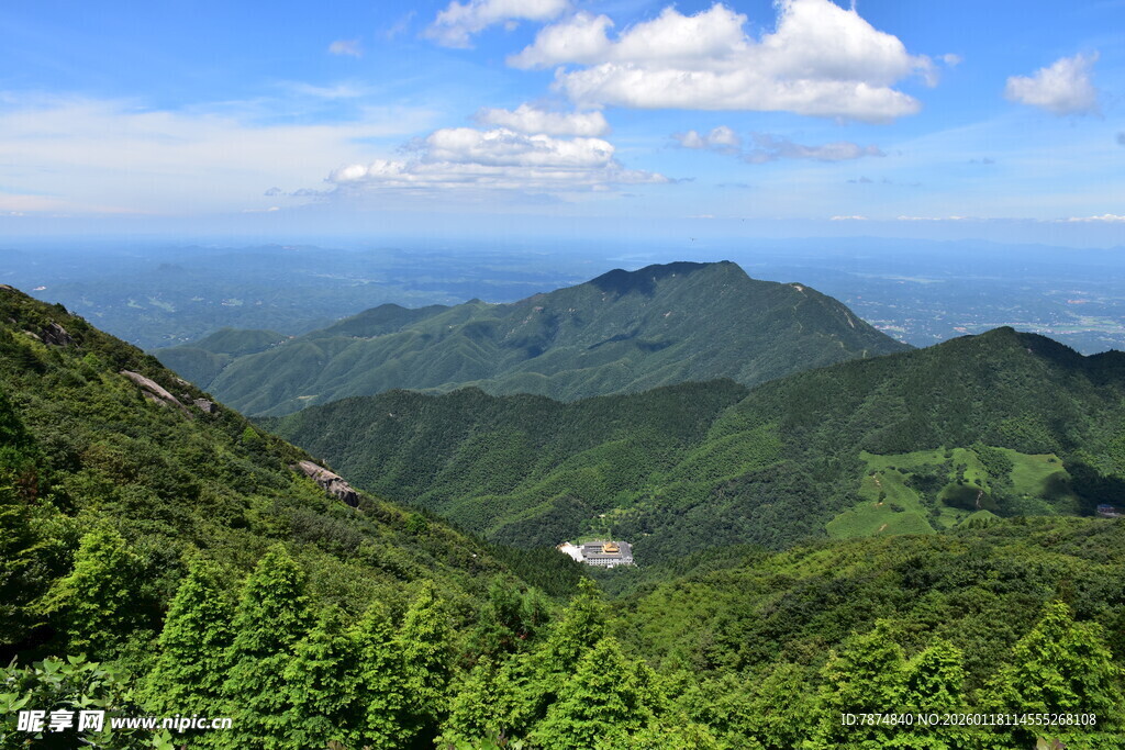 青山绿野间的壮阔山景