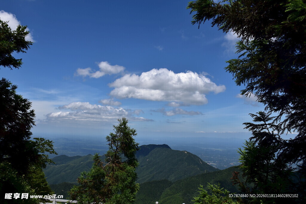 山间远眺蓝天绿树云海