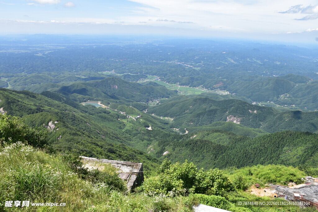 俯瞰连绵青山美景