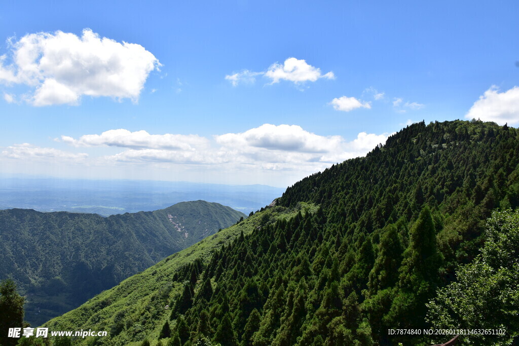 青山蓝天间的秀丽山景