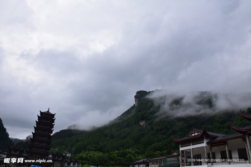 云雾缭绕的山间古建筑