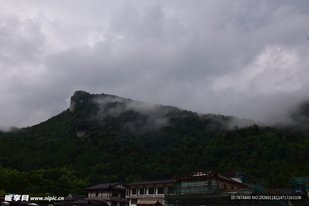 云雾缭绕的山间村落
