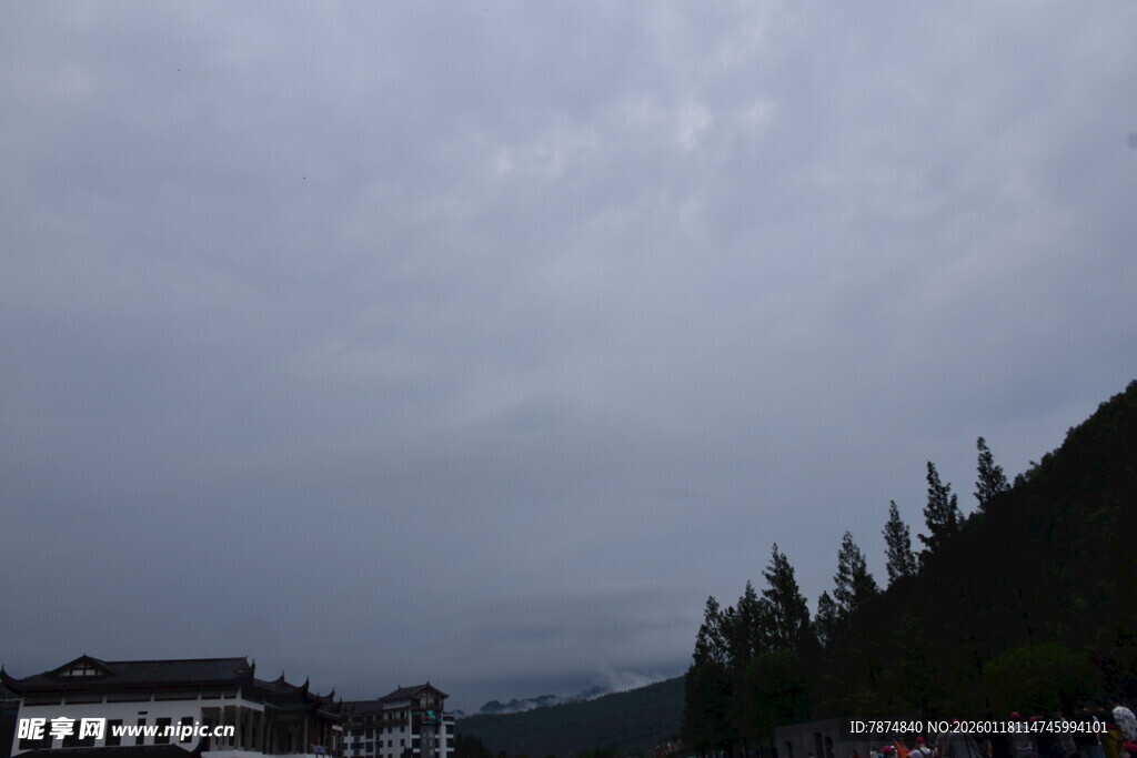 阴天乡村景色