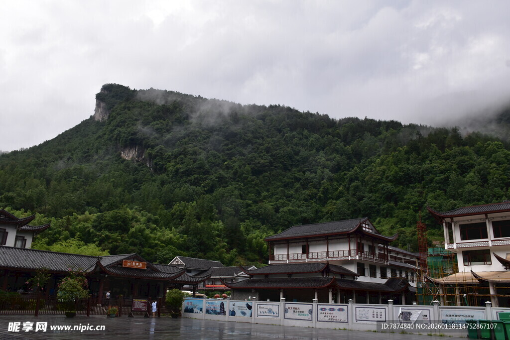 山间村落 云雾缭绕之景
