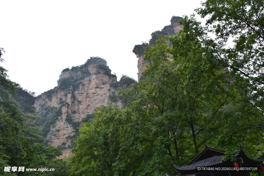 山林间的壮丽奇峰