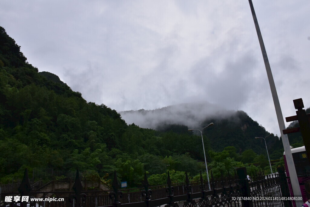 山间云雾缭绕的秀丽景致