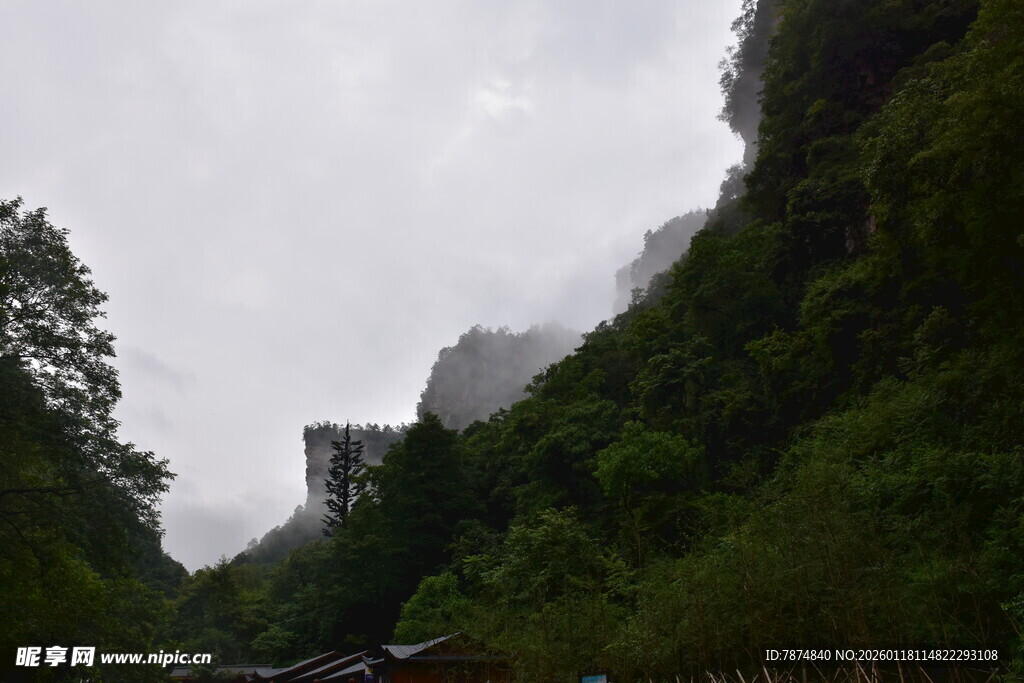 山间云雾缭绕的秀丽景色
